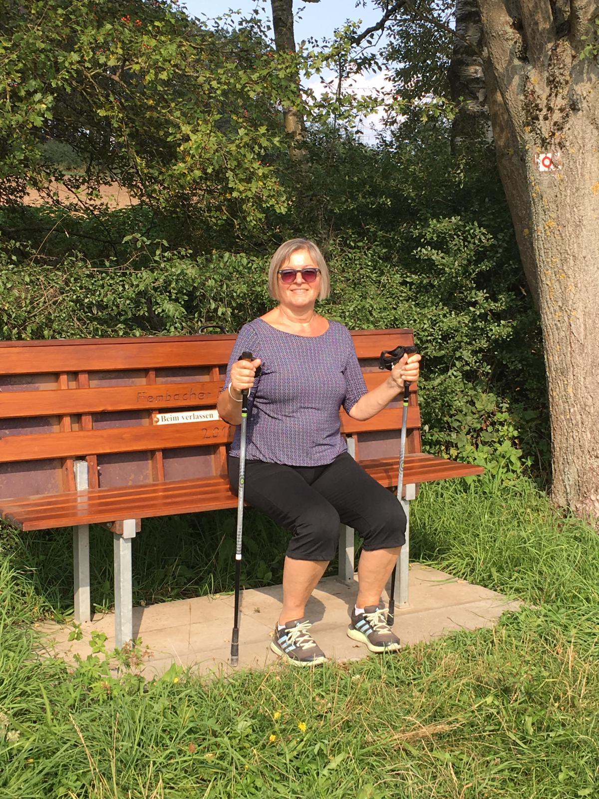 Gitti Meier aus Puschendorf geht gerne Walken. "Pause gehört zum Sport - schön wenn es ein Bänkle gibt", sagt sie.