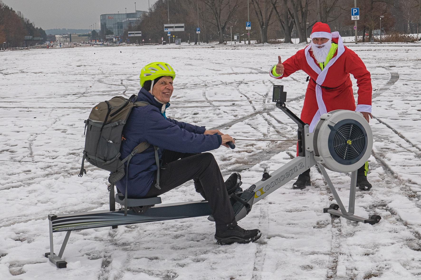Hermann Klink geht nicht nur gerne ploggen, sondern trainiert auch mal mit einem Experten. "Mit Personal-Trainer geht´s einfach besser - vor allem wenn der Trainer in Dienstkleidung. antritt. Der Nikolaus ist im richtigen Leben Burkhard Müller von "Franken Aktiv" im Nürbanum, der begeisterte Ruderer bin ich. Das ganze war eine PR-Aktion auf der Großen Straße vor Weihnachten. Ich hatte die Gelegenheit genutzt, schnell mal vom Fahrrad auf´s Ruderboot umzusteigen. Aufnahme mit Stativ und Selbstauslöser."