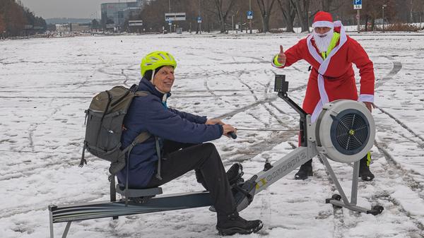 Hermann Klink geht nicht nur gerne ploggen, sondern trainiert auch mal mit einem Experten. "Mit Personal-Trainer geht´s einfach besser - vor allem wenn der Trainer in Dienstkleidung. antritt. Der Nikolaus ist im richtigen Leben Burkhard Müller von "Franken Aktiv" im Nürbanum, der begeisterte Ruderer bin ich. Das ganze war eine PR-Aktion auf der Großen Straße vor Weihnachten. Ich hatte die Gelegenheit genutzt, schnell mal vom Fahrrad auf´s Ruderboot umzusteigen. Aufnahme mit Stativ und Selbstauslöser."