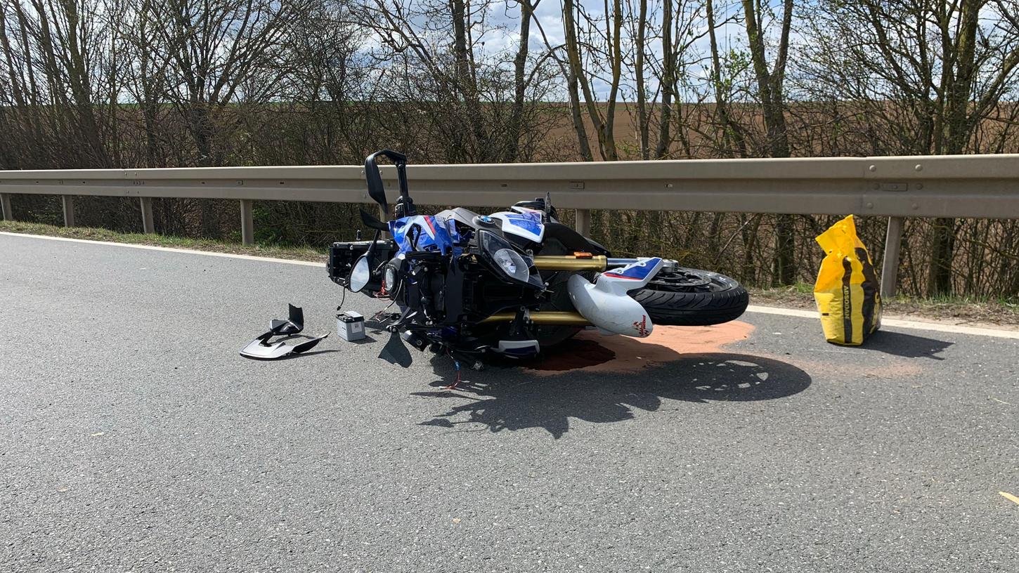 Im Landkreis Kitzingen starb am Sonntagmittag ein Motorradfahrer nach einem Unfall. 