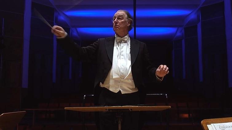 Eindrucksvolle Optik: Jac van Steen ist beim Online-Konzert der Nürnberger Symphoniker umgeben von der Dunkelheit des leeren Kongreßhallen-Konzertsaals.