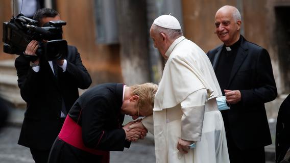 Papst Franziskus feiert Messe in Rom - und schüttelt fleißig Hände