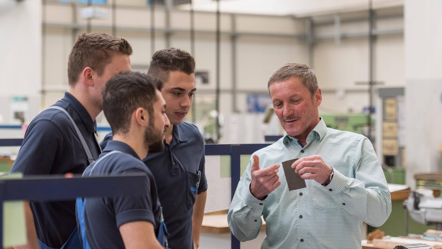 Der KSB-Konzern wurde einmal mehr für seine vorbildliche Ausbildung - im Bild Ausbildungsleiter Roland Haber. Der KSB-Konzern wurde einmal mehr für seine vorbildliche Ausbildung - im Bild Ausbildungsleiter Roland Haber.