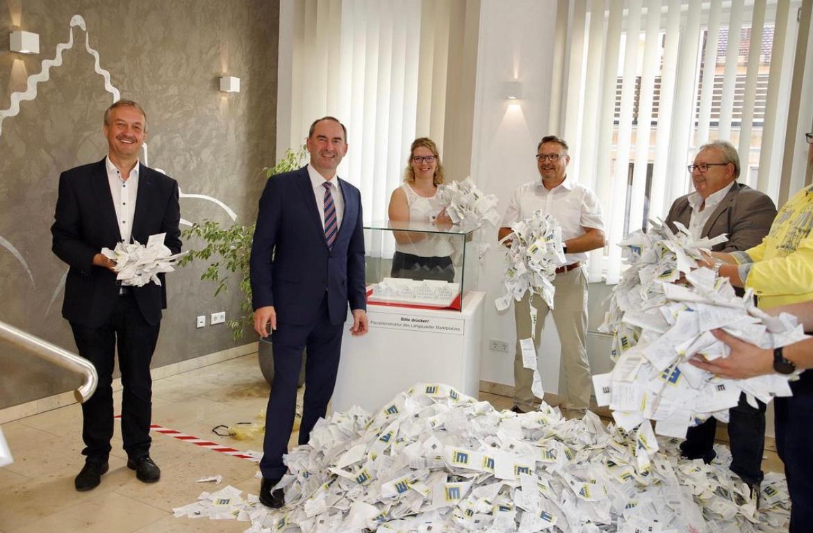 Ja was ist denn da los? Das werden sich wohl einige der Aiwanger-Abonnenten auf Instagram am 30. Juli 2020 gefragt haben. In der Bildunterschrift fordert Bayerns Wirtschaftsminister: "Kassenbon-Unsinn stoppen!" Und warum liegen hier eigentlich Kassenbons? Ganze Säcke voll mit Bons bekam Aiwanger von Gewerbetreibenden aus Langquaid (ein Markt im niederbayerischen Landkreis Kelheim) überreicht. Sie wären ursprünglich direkt nach dem Ausdrucken weggeworfen worden. Wer die Kassenbons nach dem Foto wieder aufgeräumt hat, ist nicht überliefert.