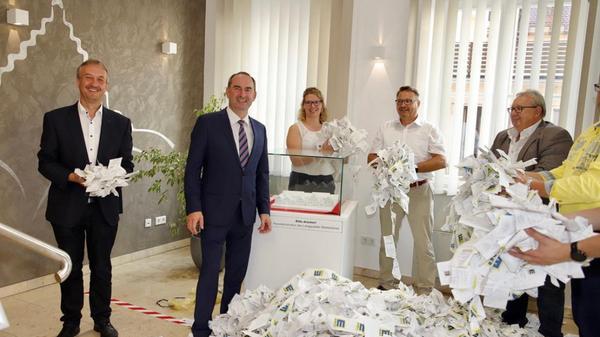 Ja was ist denn da los? Das werden sich wohl einige der Aiwanger-Abonnenten auf Instagram am 30. Juli 2020 gefragt haben. In der Bildunterschrift fordert Bayerns Wirtschaftsminister: "Kassenbon-Unsinn stoppen!" Und warum liegen hier eigentlich Kassenbons? Ganze Säcke voll mit Bons bekam Aiwanger von Gewerbetreibenden aus Langquaid (ein Markt im niederbayerischen Landkreis Kelheim) überreicht. Sie wären ursprünglich direkt nach dem Ausdrucken weggeworfen worden. Wer die Kassenbons nach dem Foto wieder aufgeräumt hat, ist nicht überliefert.