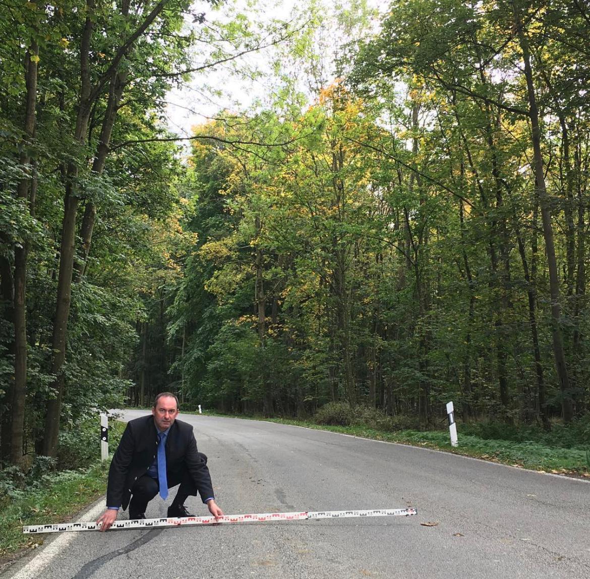 Nein, hier misst Hubert Aiwanger keinen coronabedingten Abstand. Das Bild entstand bereits 2017. In der Bildunterschrift regt sich Hubert Aiwanger auf: "Straßen werden immer schlechter! Gefährliche Absenkungen, Spurrillen etc. Der Staat muss mehr für die Sanierung tun!!"