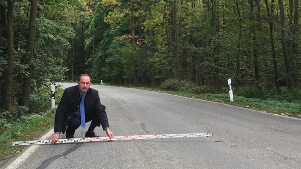 Nein, hier misst Hubert Aiwanger keinen coronabedingten Abstand. Das Bild entstand bereits 2017. In der Bildunterschrift regt sich Hubert Aiwanger auf: "Straßen werden immer schlechter! Gefährliche Absenkungen, Spurrillen etc. Der Staat muss mehr für die Sanierung tun!!"