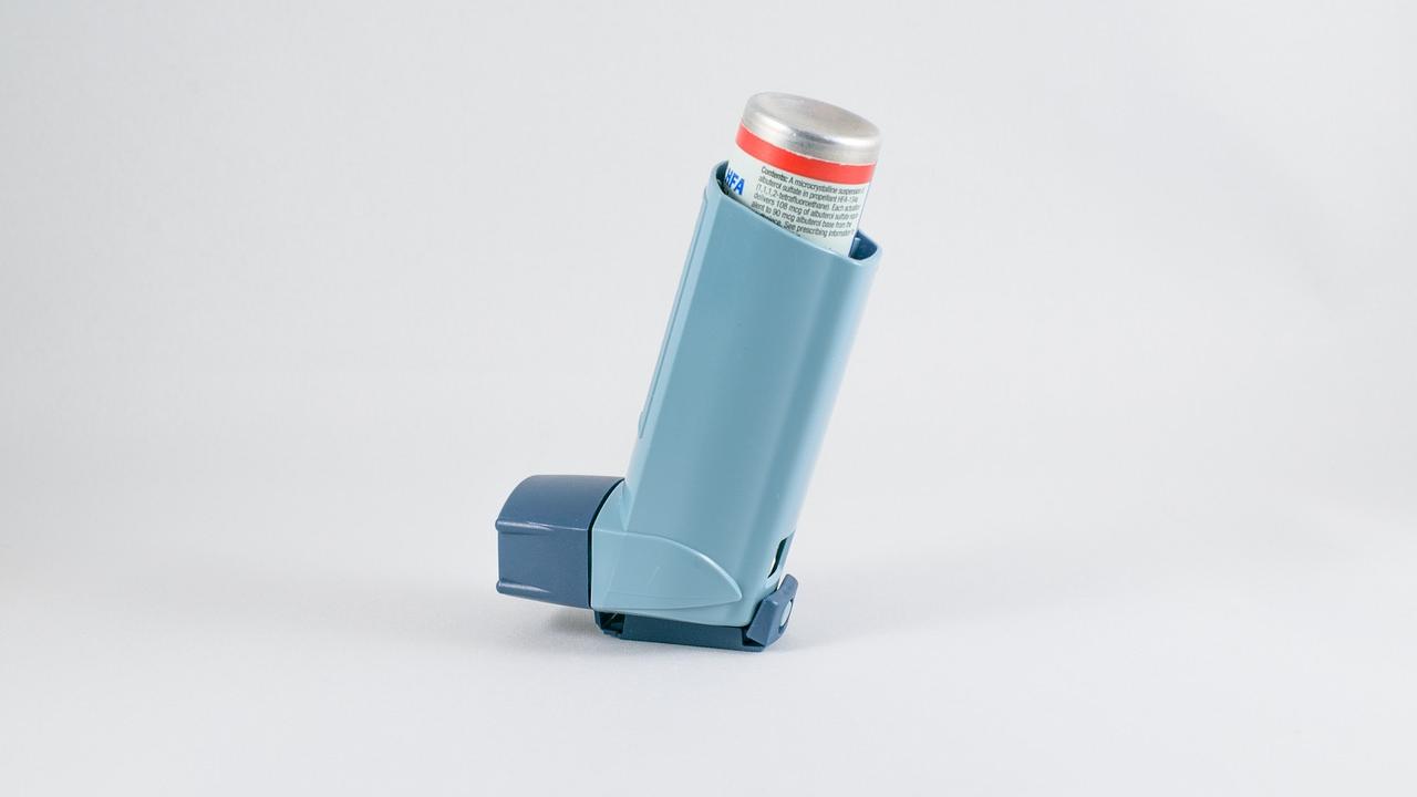 Studie zeigt: Asthmaspray Budesonid kann schwere Covid-Verläufe lindern