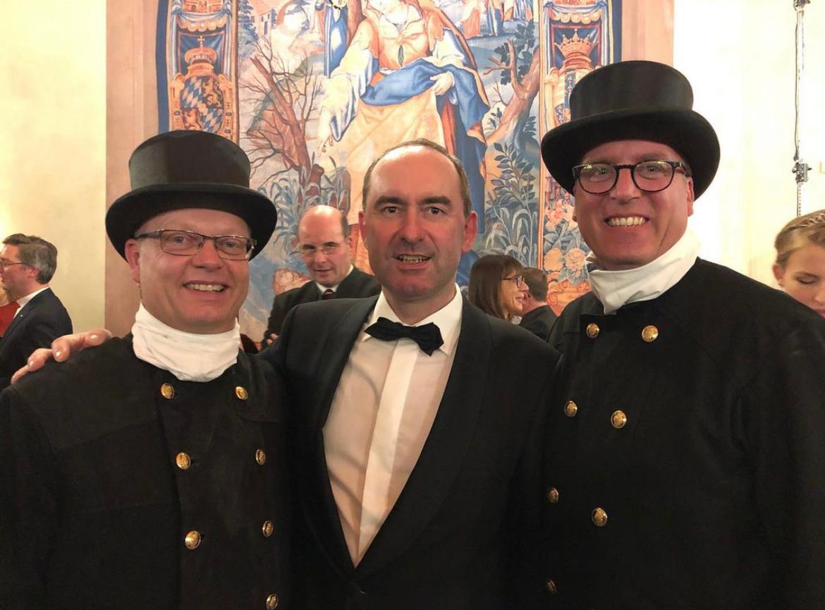 Am 11. Januar 2020 postet Hubert Aiwanger dieses Bild mit folgender Unterschrift: "Beim Neujahresempfang des Ministerpräsidenten mit zwei schwarzen Brüdern. Glück auf im neuen Jahr!"