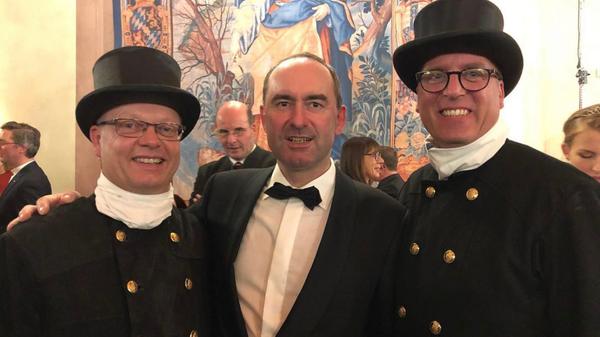 Am 11. Januar 2020 postet Hubert Aiwanger dieses Bild mit folgender Unterschrift: "Beim Neujahresempfang des Ministerpräsidenten mit zwei schwarzen Brüdern. Glück auf im neuen Jahr!"