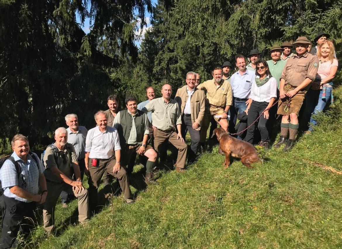 Hubert Aiwanger bei einer Waldbegehung im Landkreis Garmisch-Partenkirchen zur Debatte über Wald und Wild. Der Hund hatte wohl nicht so Lust abgelichtet zu werden.