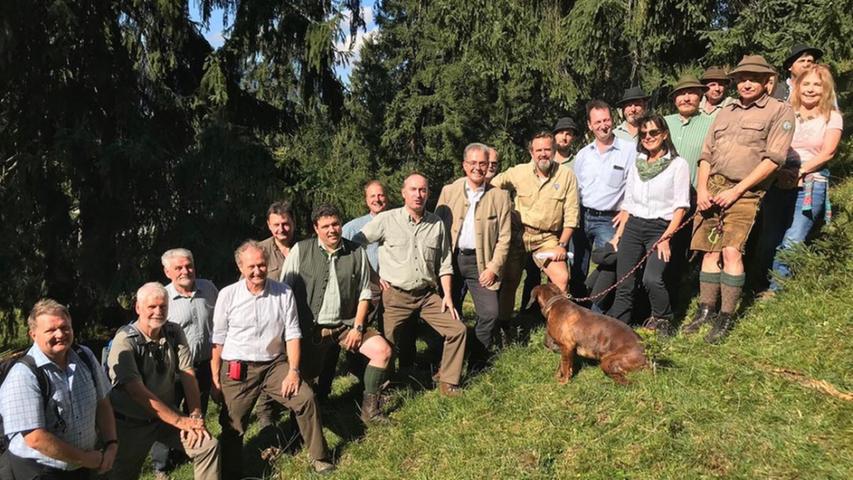 Hubert Aiwanger bei einer Waldbegehung im Landkreis Garmisch-Partenkirchen zur Debatte über Wald und Wild. Der Hund hatte wohl nicht so Lust abgelichtet zu werden.