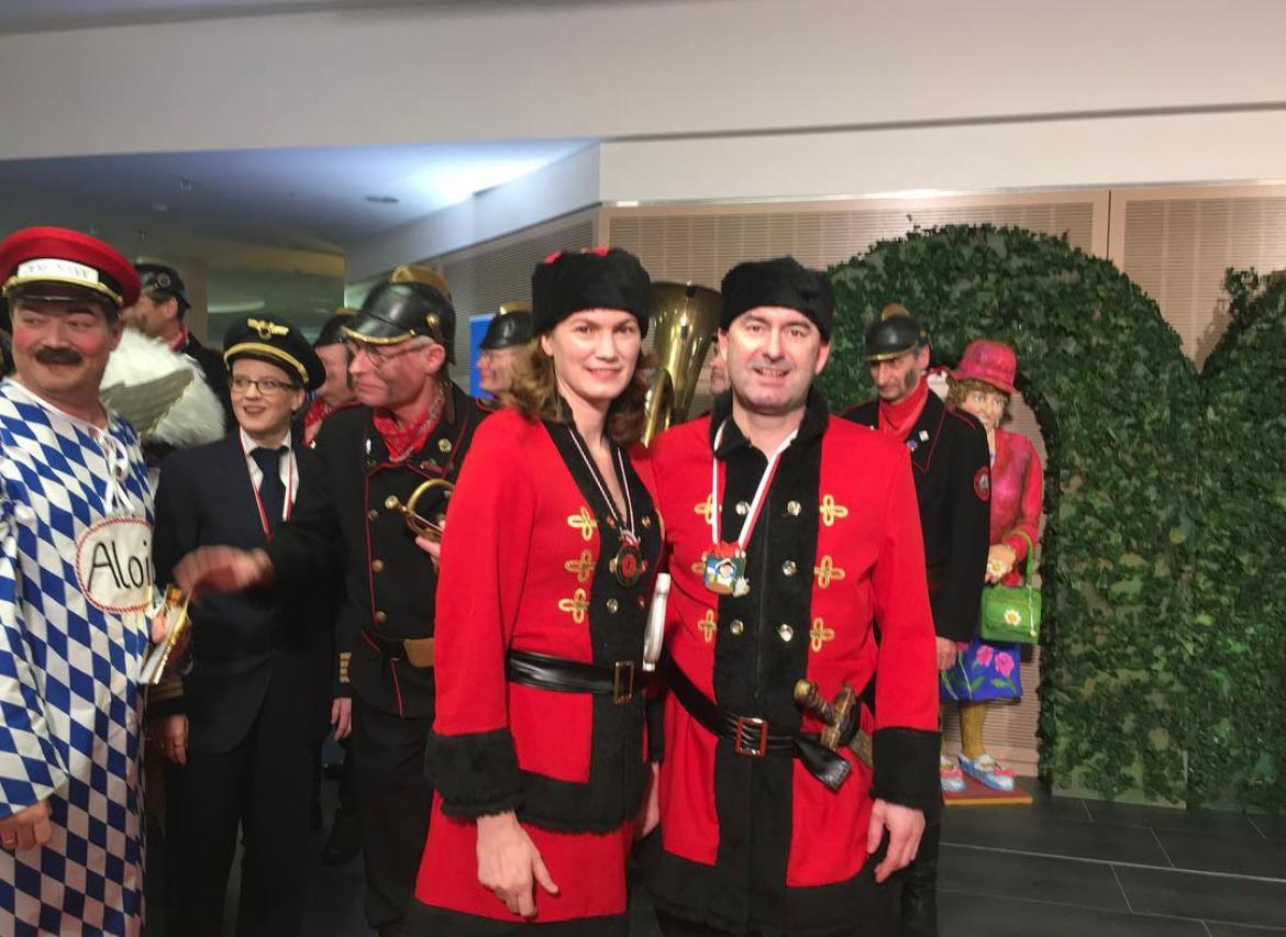 Tanja Schweiger und Hubert Aiwanger in Veitshöchheim. Unter dem Post vom 2. Februar 2018 schreibt Aiwanger: "Die Kosaken greifen an!"