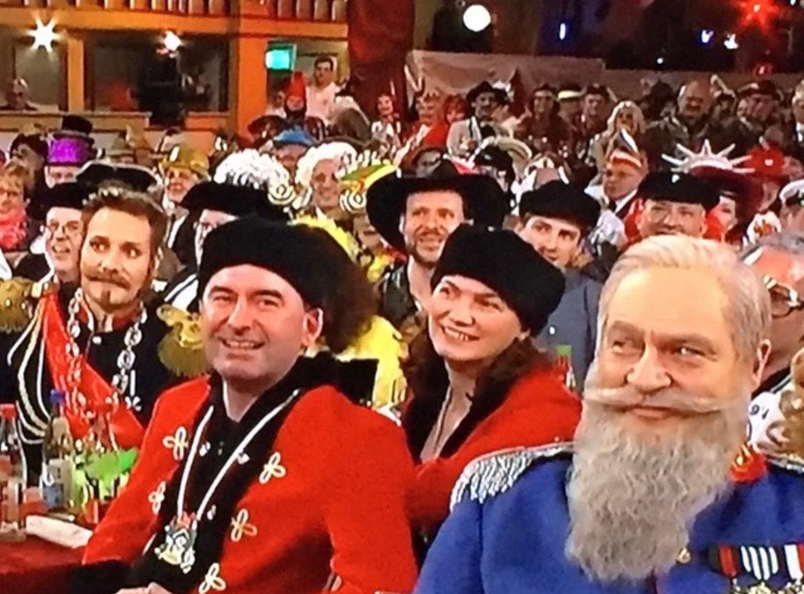 Am 3. Februar 2018 postet der Politiker gleich noch ein Bild von dem Abend in Veitshöchheim und schreibt "schön war es im Frankenfasching".