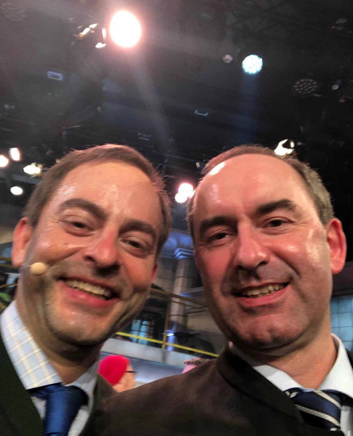 Der doppelte Aiwanger: Florian Fischer als Hubert Aiwanger beim Singspiel auf dem Nockherberg 2019. Aiwanger zeigte sich von seinem Doppelgänger begeistert und postete am 12. März 2019 dieses Selfie auf seinem Kanal.