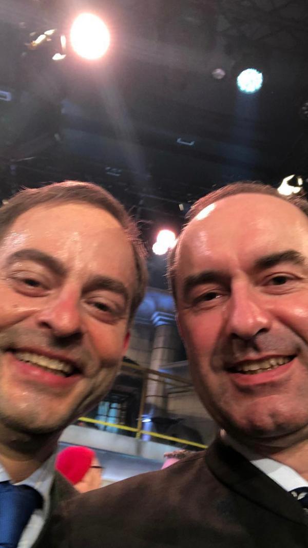 Florian Fischer als Hubert Aiwanger beim Singspiel auf dem Nockherberg 2019. Aiwanger zeigte sich von seinem Doppelgänger begeistert und postete am 12. März 2019 dieses Selfie auf seinem Kanal.