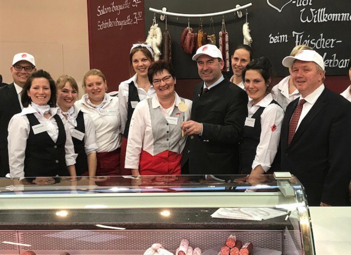 Hubert Aiwanger am 7. März 2018 auf Instagram: "Mit den Metzgereifachverkäuferinnen hinter der Wursttheke. Darfs ein bisschen was von der Gelbwurst sein? Die gehört aufgegessen!"