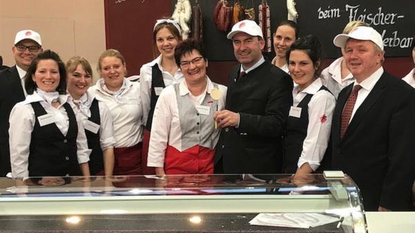 Hubert Aiwanger am 7. März 2018 auf Instagram: "Mit den Metzgereifachverkäuferinnen hinter der Wursttheke. Darfs ein bisschen was von der Gelbwurst sein? Die gehört aufgegessen!"