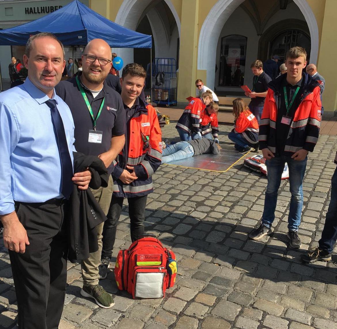 Die Situation im Hintergrund kann auf den ersten Blick zunächst verstörend wirken. Doch das Bild entstand im September 2017 beim Malteser Bundeswettbewerb der Sanitäter in Landshut.