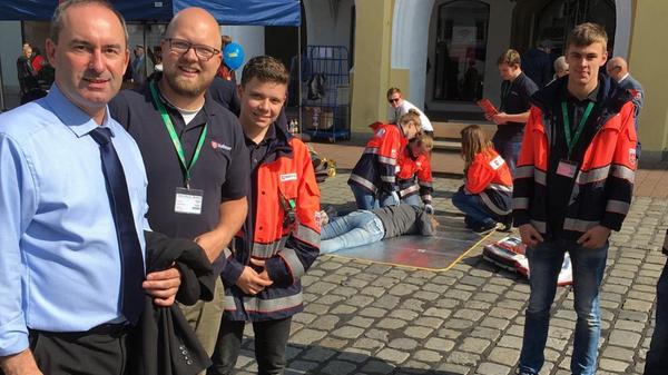 Die Situation im Hintergrund kann auf den ersten Blick zunächst verstörend wirken. Doch das Bild entstand im September 2017 beim Malteser Bundeswettbewerb der Sanitäter in Landshut.
