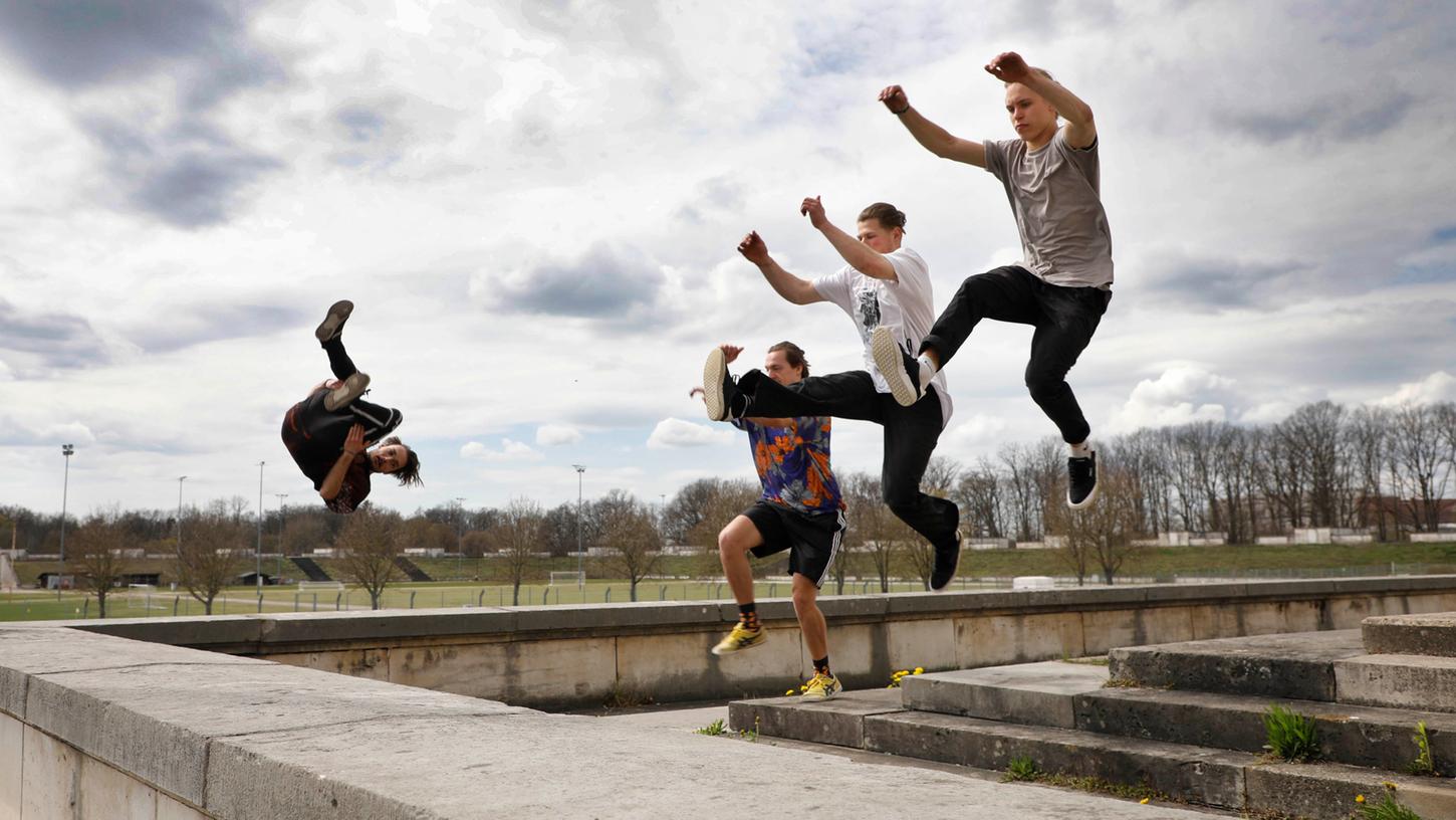 Parkour-Begeisterte - hier bei einem Training am einstigen Reichsparteitagsgelände - stellten ihr Können auch bei den Stadt(ver)führungen unter Beweis. 