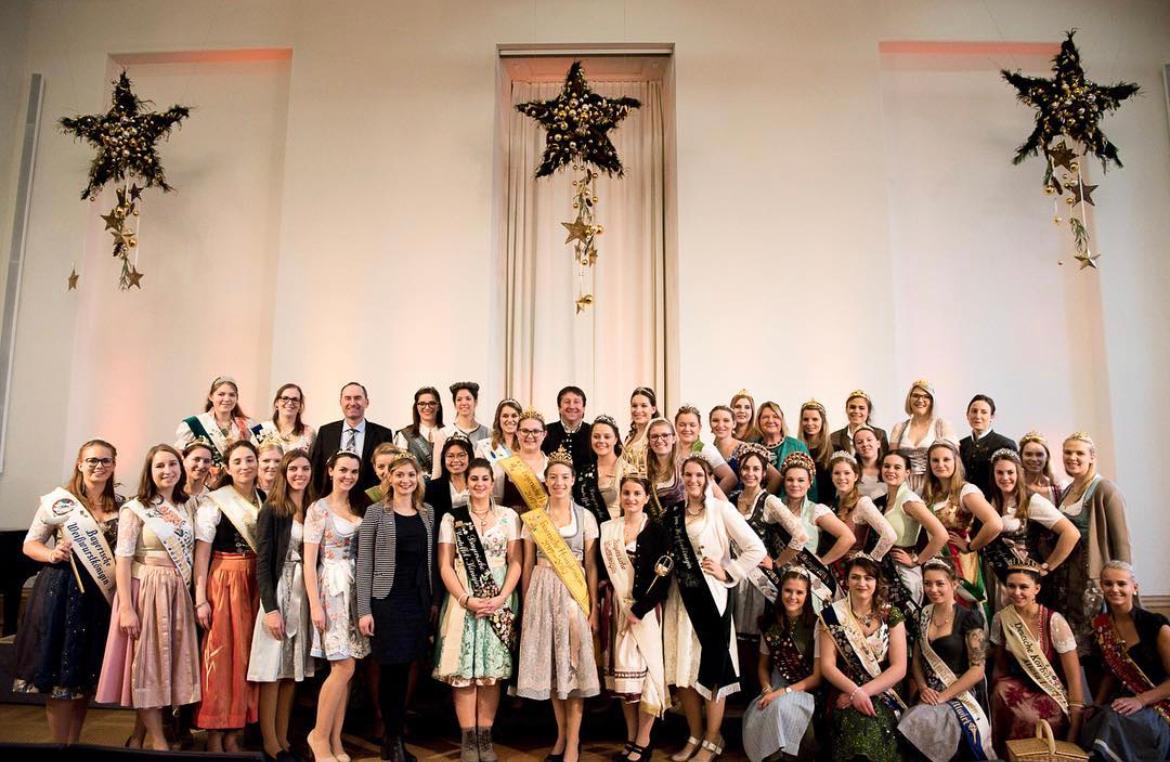 Diese Produktköniginnen repräsentieren beispielsweise Bier, Zucker oder Milch. Am 16. Dezember 2018 waren sie zu Gast im Bayerischen Landtag. Einen Tag später postete Hubert Aiwanger dieses Bild auf seinem Instagram-Kanal.