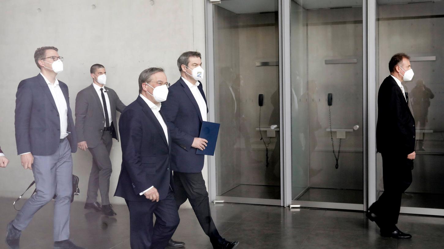 Armin Laschet, Ministerpräsident von NRW und Parteichef der CDU, Markus Soeder, Ministerpräsident Bayern, auf dem Weg zur PK nach der Klausurtagung der CDU/CSU Bundestagsfraktion.