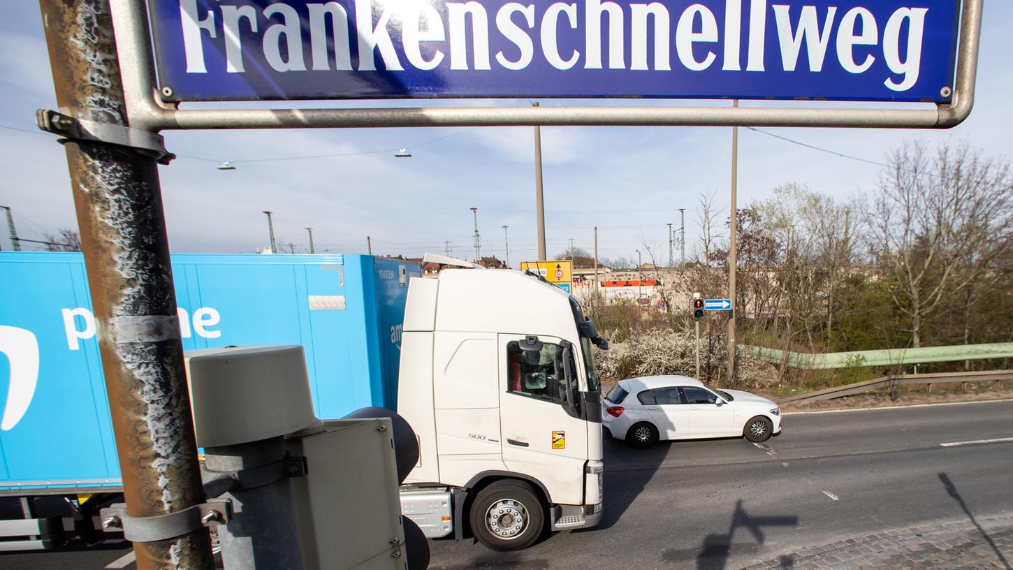 Die Stadt Nürnberg will den Verkehr "flüssiger" machen und die Verkehrsachse kreuzungsfrei ausbauen.