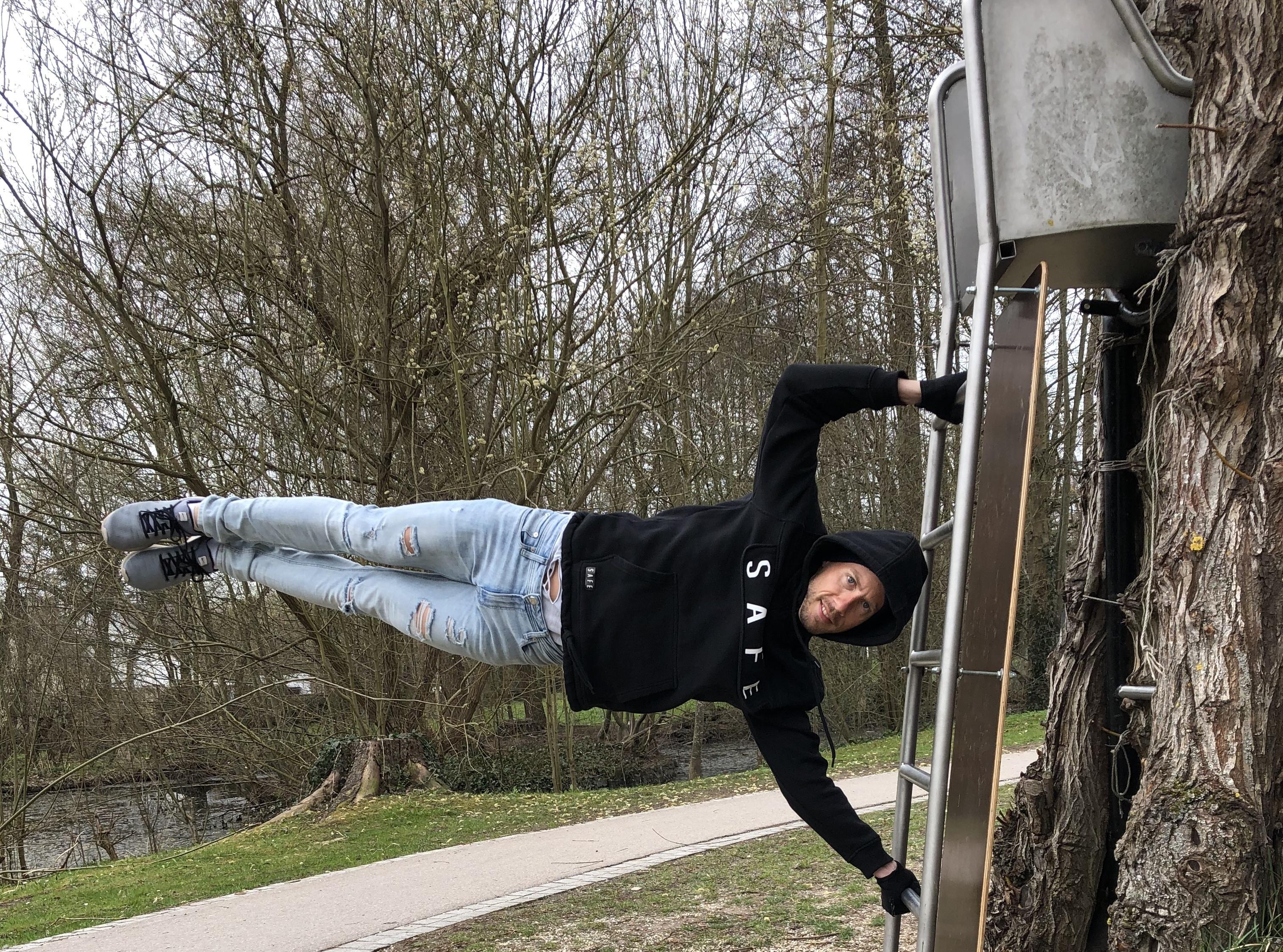 Johannes Wagner aus Hilpoltstein war mit seinem neunjährigen Sohn auf dem Kinderspielplatz unterwegs. Während Papa an den Geräten turnte und hier eine sogenannte "Humanflag" zeigt, spielte das Kind den Fotografen. "Vielleicht motiviert es jemanden, das nachzumachen", sagt Wagner. 