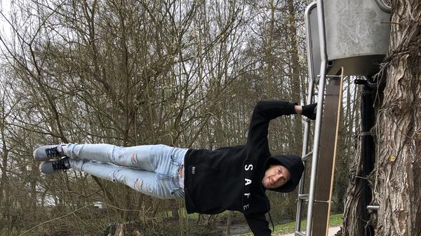 Johannes Wagner aus Hilpoltstein war mit seinem neunjährigen Sohn auf dem Kinderspielplatz unterwegs. Während Papa an den Geräten turnte und hier eine sogenannte "Humanflag" zeigt, spielte das Kind den Fotografen. "Vielleicht motiviert es jemanden, das nachzumachen", sagt Wagner.