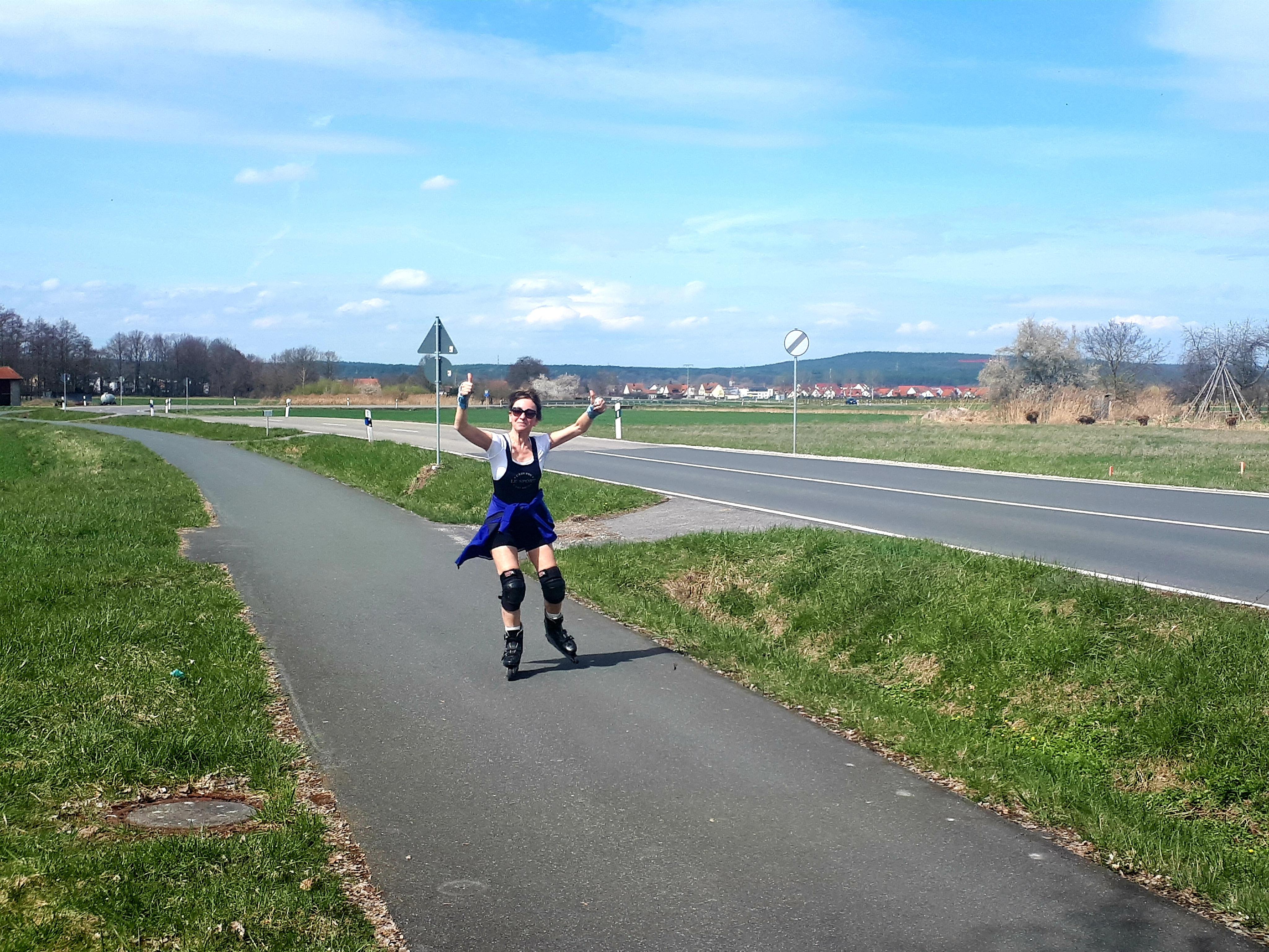 Birgit Braun ist 59 Jahre alt und wohnt in Langensendelbach. Im Lockdown hat sie ein altes Hobby wiederentdeckt. "Meinen inneren Schweinehund bekämpfe ich mit meinen 30 Jahre alten Inline-Skates, die ich jetzt nach zehnjähriger Pause wieder herausgekramt habe", sagt sie. "Meine liebste Strecke führt mich von Langensendelbach entlang des Fahrradweges über Baiersdorf nach Poxdorf und wieder zurück nach LA."