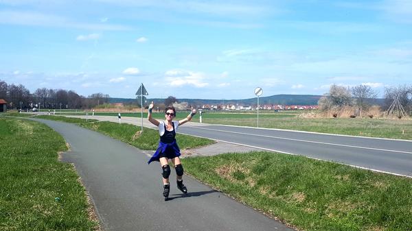 Birgit Braun ist 59 Jahre alt und wohnt in Langensendelbach. Im Lockdown hat sie ein altes Hobby wiederentdeckt. "Meinen inneren Schweinehund bekämpfe ich mit meinen 30 Jahre alten Inline-Skates, die ich jetzt nach zehnjähriger Pause wieder herausgekramt habe", sagt sie. "Meine liebste Strecke führt mich von Langensendelbach entlang des Fahrradweges über Baiersdorf nach Poxdorf und wieder zurück nach LA."