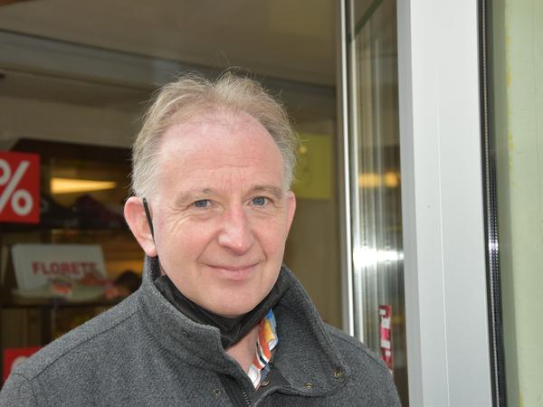 Einzelhandelsfachhändler Uwe Heyder aus Roth müsste eigentlich jetzt schon Ware für den Herbst bestellen. Doch soweit kann der Schuhhändler kaum vorplanen.
Einzelhandelsfachhändler Uwe Heyder aus Roth müsste eigentlich jetzt schon Ware für den Herbst bestellen. Doch soweit kann der Schuhhändler kaum vorplanen.