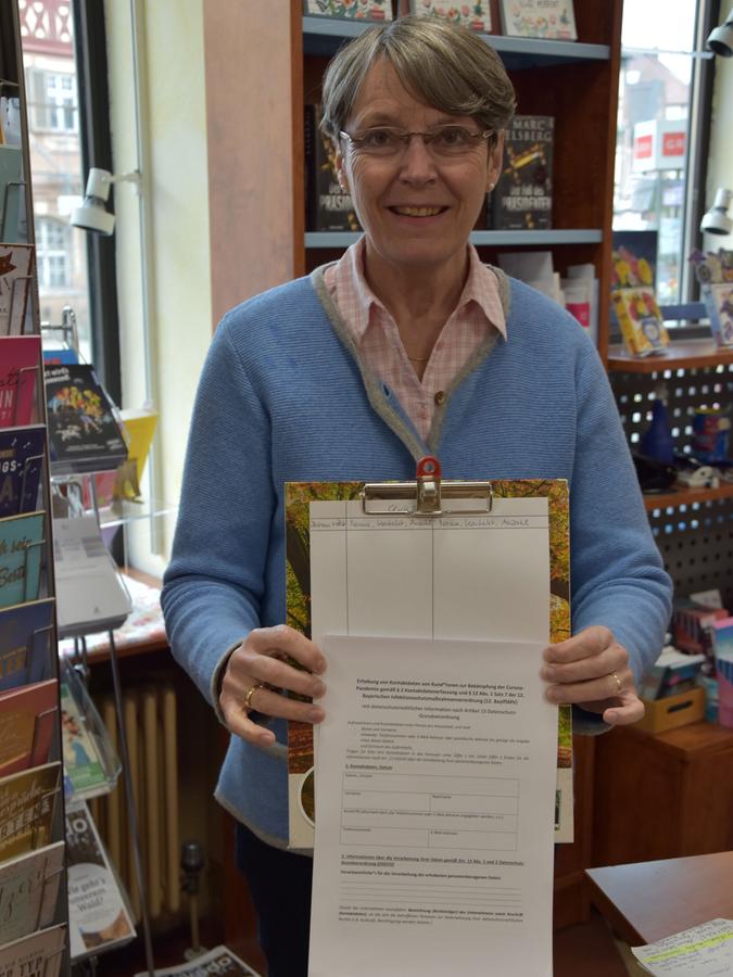 Die Kunden müssen auch bei Bücher Genniges in Roth anrufen, einen Antigentest vorlegen und ihre Adresse hinterlassen.
Die Kunden müssen auch bei Bücher Genniges in Roth anrufen, einen Antigentest vorlegen und ihre Adresse hinterlassen.