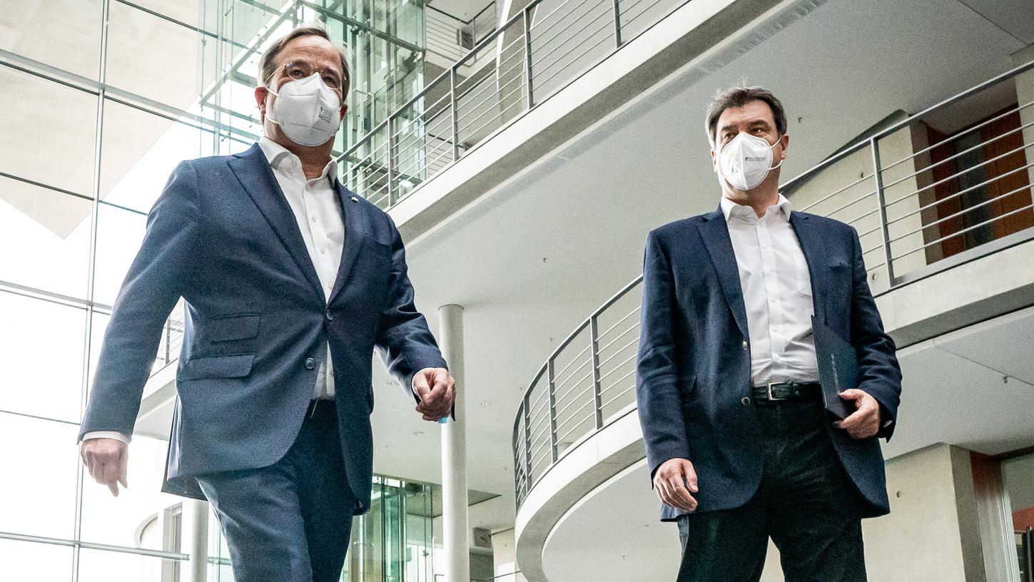 Markus Söder, der Ministerpräsident von Bayern und CSU-Vorsitzender und Armin Laschet, CDU-Vorsitzender und Ministerpräsident von Nordrhein-Westfalen bewerben sich beide um das Amt des Bundeskanzlers.
Markus Söder, der Ministerpräsident von Bayern und CSU-Vorsitzender und Armin Laschet, CDU-Vorsitzender und Ministerpräsident von Nordrhein-Westfalen bewerben sich beide um das Amt des Bundeskanzlers.