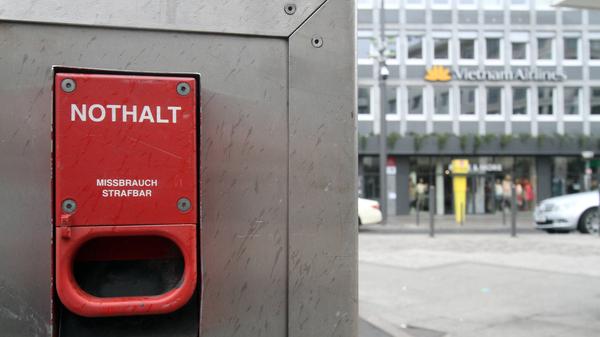 Hebel mit Notbremse hängt an einer Rolltreppe in der Innenstadt von Frankfurt, Hessen, Deutschland *** Lever with emerg