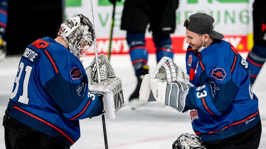 Schönes Ritual, zuletzt häufiger zu sehen: Niklas Treutle (links) und Ilya Sharipov verbeugen sich voreinander. 