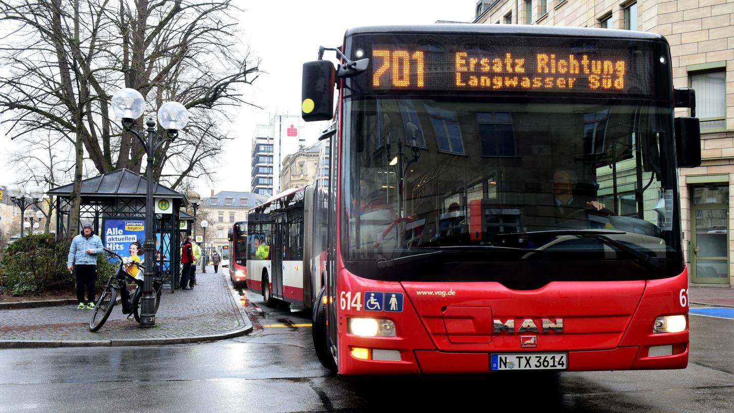 Zwei Wochen länger Ersatzverkehr mit Bussen auf der Linie U1: Die Umbauarbeiten am Bahnhof Muggenhof verzögern sich.