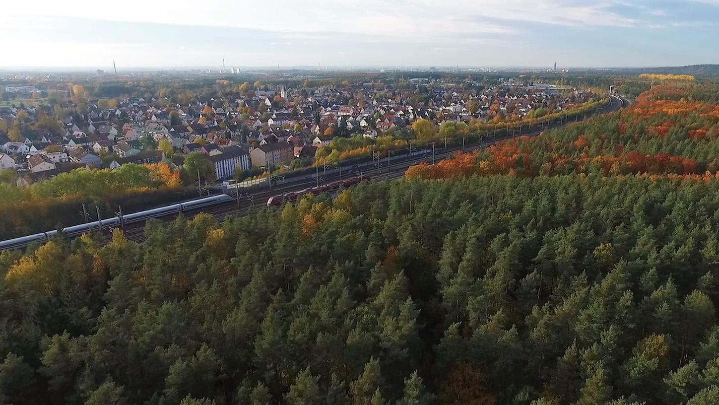 Es würde erhebliche Eingriffe in den Reichswald bei Altenfurt geben, falls die Bahn an ihren ursprünglichen Plänen für das ICE-Werk festhält. Ein Planungsbüro hat nun eine kompaktere Variante erarbeitet, die Anwohner und Reichswald besser schützen würde.