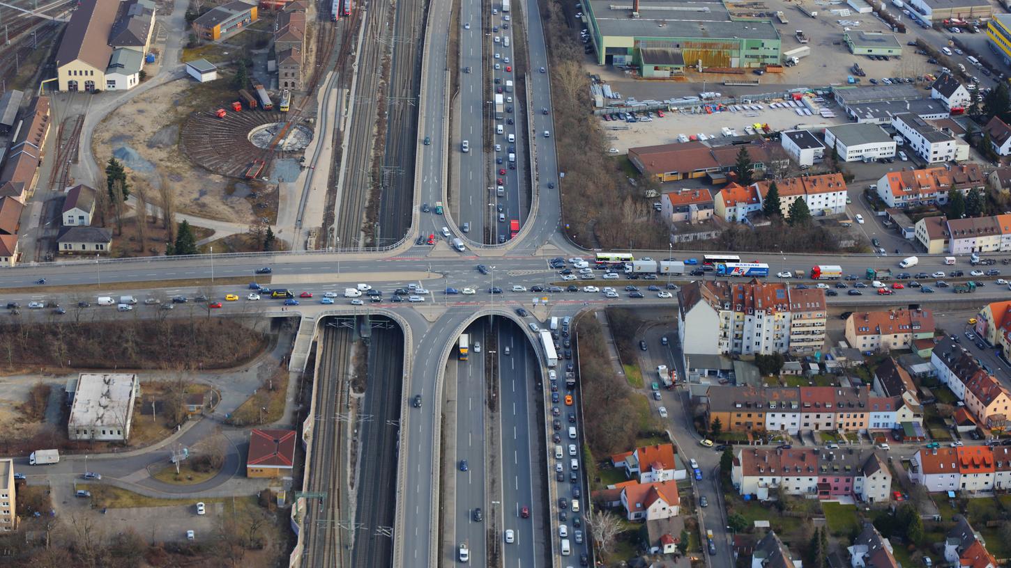 Der Frankenschnellweg unter der Brückenführung: Aus der Vogelperspektive wirkt die Straße bereits wie eine Autobahn.