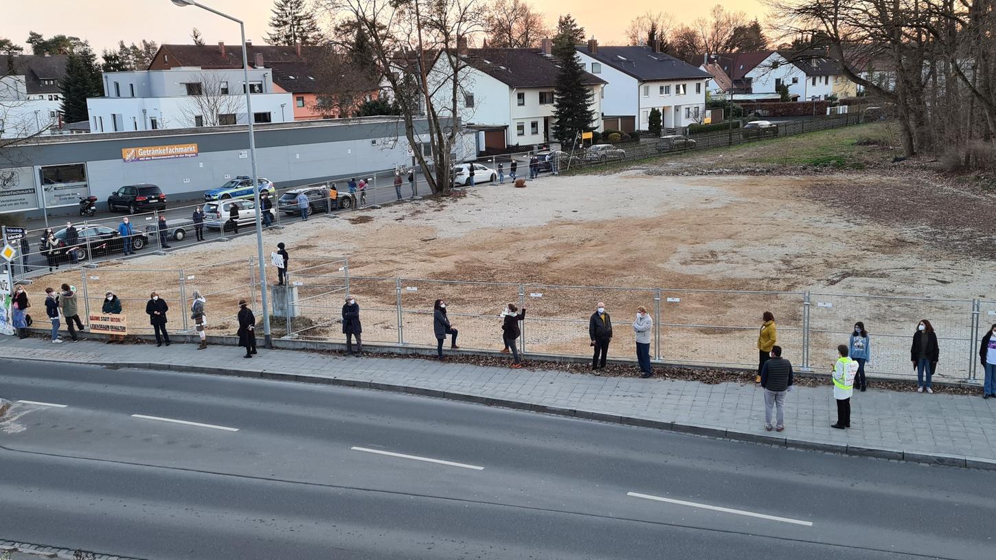 Mit Mahnwachen wollen die Anwohner rund um die ehemalige Radrennbahn auf ihre Sorgen und Nöte hinsichtlich der Neubebauung aufmerksam machen.
Mit Mahnwachen wollen die Anwohner rund um die ehemalige Radrennbahn auf ihre Sorgen und Nöte hinsichtlich der Neubebauung aufmerksam machen.