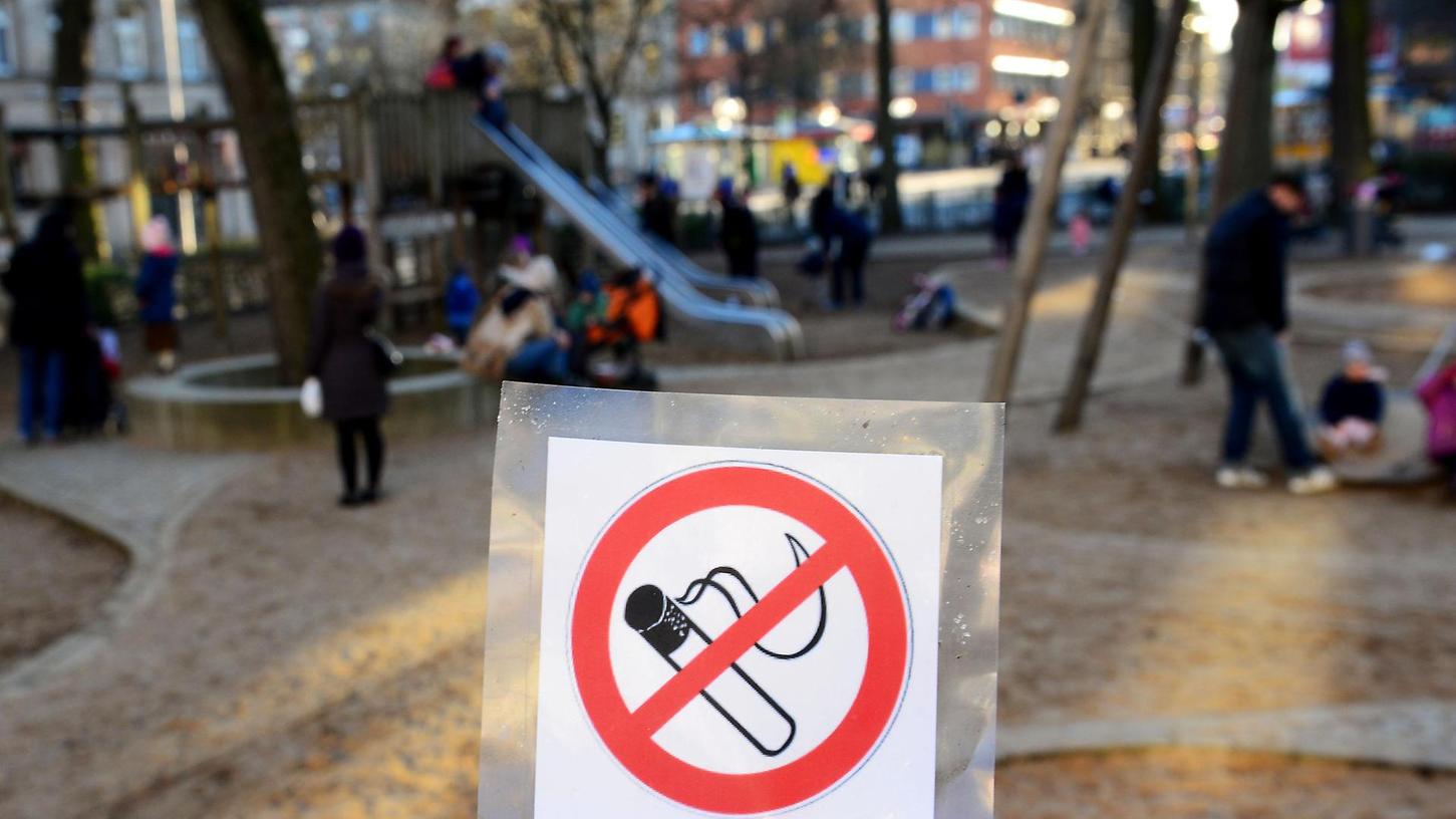 Rauchen ist auf den öffentlichen Spiel- und Bolzplätzen in Fürth verboten. 