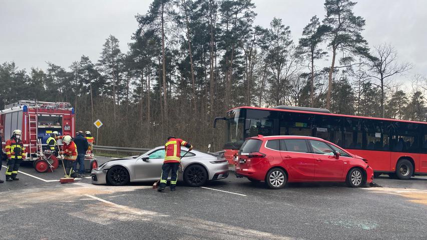 Unfall mit Porsche: Zwei Personen bei Allersberg verletzt