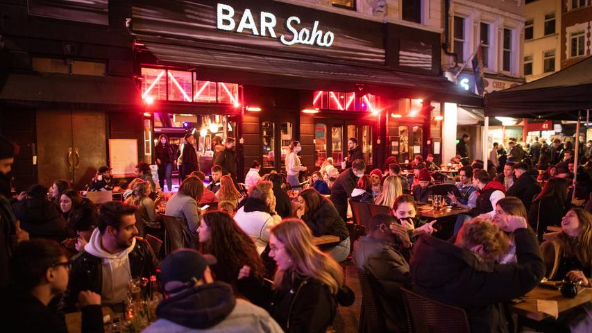 Cheers! Briten stürmen die Pubs von London zur Wiedereröffnung