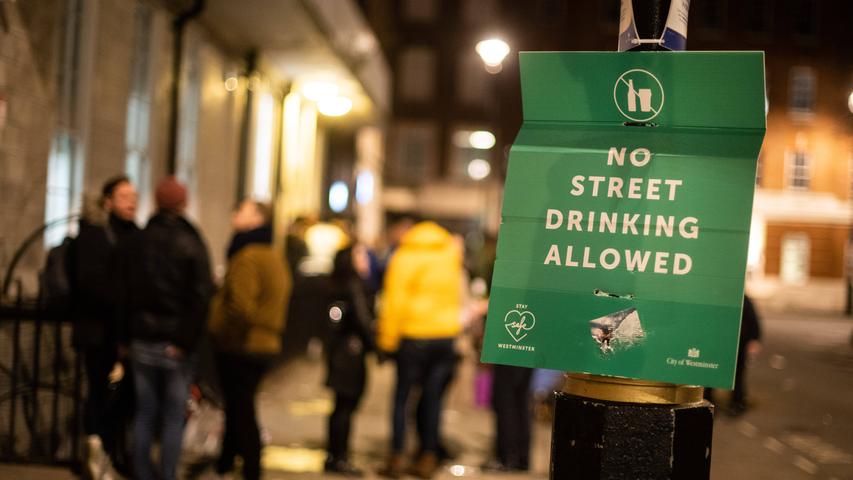 Cheers! Briten stürmen die Pubs von London zur Wiedereröffnung