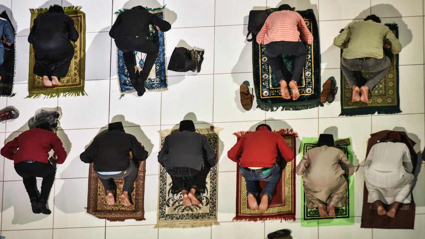 Gläubige Muslime verzichten nun einen Monat lang von der Morgendämmerung bis zum Sonnenuntergang auf Essen, Trinken, Rauchen und Sex. Insgesamt leben weltweit rund 1,9 Milliarden Muslime.
Gläubige Muslime verzichten nun einen Monat lang von der Morgendämmerung bis zum Sonnenuntergang auf Essen, Trinken, Rauchen und Sex. Insgesamt leben weltweit rund 1,9 Milliarden Muslime.