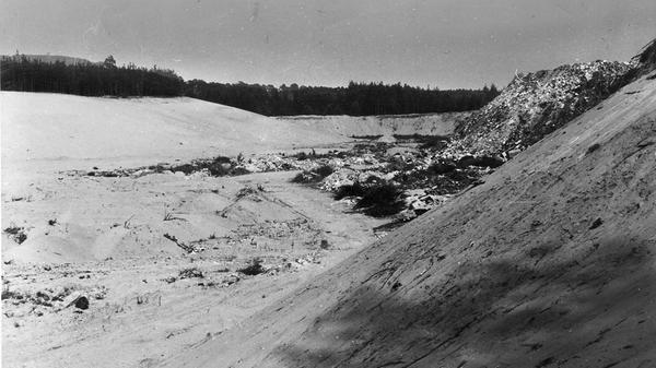 Bis Ende der Sechziger Jahre diente diese Sandgrube auch als Mülldeponie für umliegende Gemeinden. Zumindest den größten Teil des Mülls, der auf 100.000 Kubikmeter geschätzt wurde, transportierten die Kommunen im Zuge der Renaturierungsmaßnahmen wieder ab. Dass damals der auf dem Birkensee-Gelände befindliche Müll nicht vollständig entfernt wurde, stellte sich 2015 heraus: Als nach der Ursache einer Verschmutzung mit per- und polyfluorierten Chemikalien (PFT) gesucht wurde, stieß man auch auf Hausmüll, der aber wohl nicht für die PFT-Belastung infrage kommt.