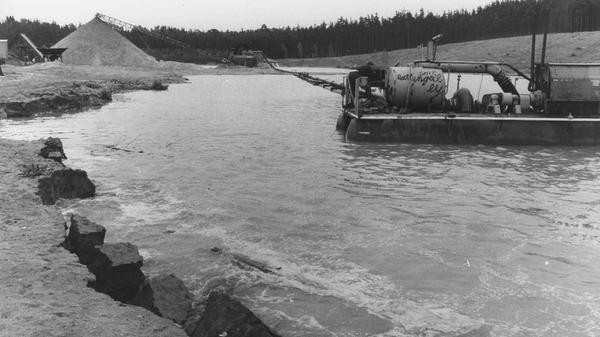 Aus dem gleichen Jahr eine Aufnahme von der Anlage, die den Sand aus dem Wasser herausholte.