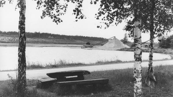 Der See mit den namensgebenden Birken im Jahr 1983. Rechts im Hintergrund sind die Anlagen für den Sandabbau zu erkennen.