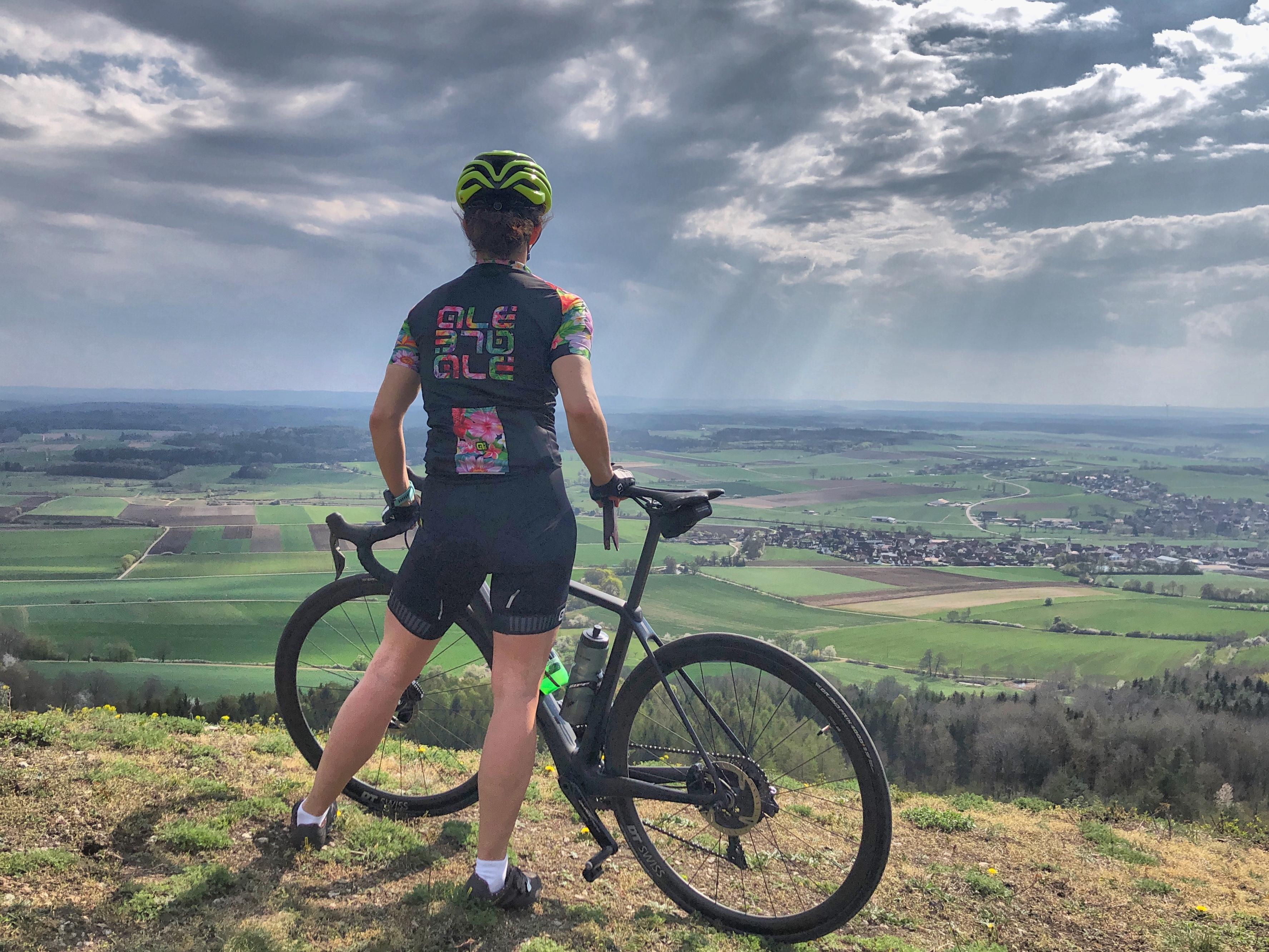 Mit seiner Trainingspartnerin Melanie verbringt Michael Sanftleben viele Stunden auf dem Fahrrad. "Das Foto entstand bei einer 160 km Radausfahrt von Büchenbach (Landkreis Roth) zum Hesselberg (höchste Erhebung in Mittelfranken) und natürlich wieder zurück", schreibt er zu diesem Bild.
